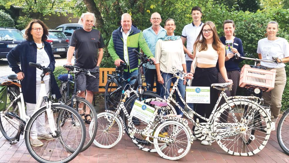 Freuen sich aufs »Stadtradeln« (von links): Engeline Kramer, Ehler Cuno, Bürgermeister Claus-Peter Horst, Anton Scholtalbers, Angelika Boden, Patrick Düselder, Leonie Kramer, Hilke Hülsebusch und Joyce Simmerling.  © Foto: Stadt Leer