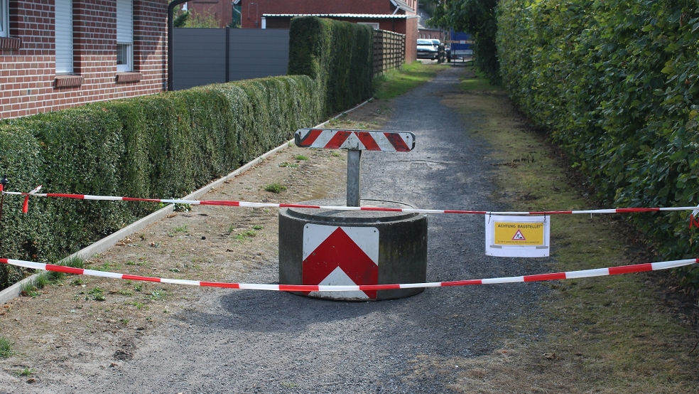 Der schmale Durchgang, der in Stapelmoor den Kroosweg mit der Hauptstraße verbindet, bleibt gesperrt.  © Busemann