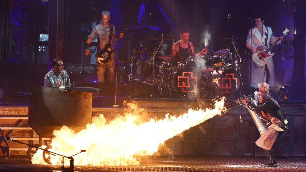 "Rammstein" sind bekannt für effektvolle Liveshows. Im Juli 2023 heißt es nun in Groningen "Feuer frei!". © dpa