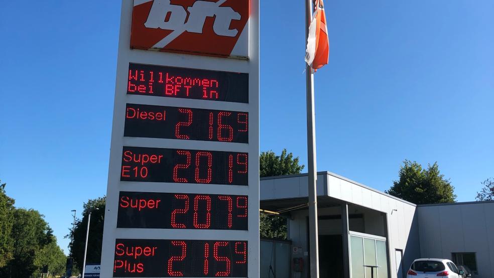 Die Spritpreise steigen auch im Rheiderland enorm, hier an der bft-Tankstelle in Weener © Busemann