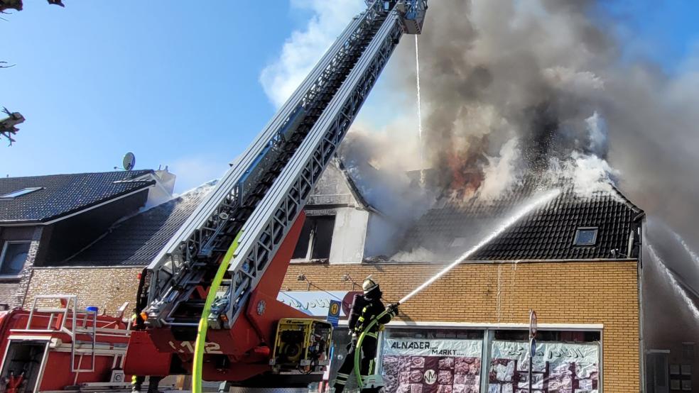 Ein Schaden von einer halben Million Euro entstand am 5. März beim Brand dieses Hauses an der Heisfelder Straße in Leer. Es war Brandstiftung. Ein 25-Jähriger muss sich jetzt vor dem Landgericht Aurich dafür verantworten.  © Wolters