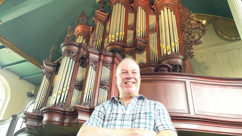Die berühmte Hinsz-Orgel in Midwolda feiert morgen ihr 250-jähriges Jubiläum. Das Instrument spielt Organist Ludolf Heikens, der vor 35 Jahren das erste Mal diese Orgel bespielte.  © Foto: Kuper