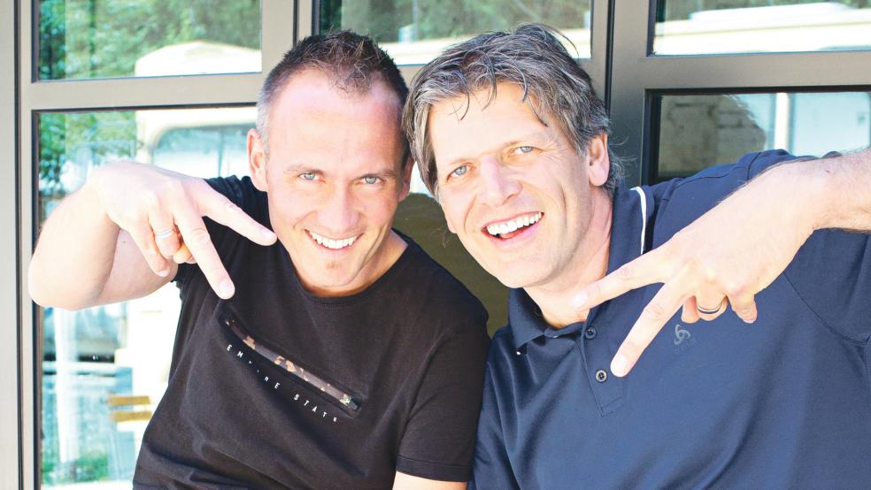 Mike Müllerbauer (links) und Andreas Doncic treten am 6. September auf der Wiese bei der Kita Jona in Weener auf.  © Foto: privat