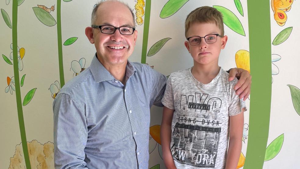 Dr. med. Daniel Schüler, Chefarzt der Klinik für Kinder- und Jugendmedizin im Klinikum Leer, mit seinem ersten Patienten Ole. © Klinikum Leer