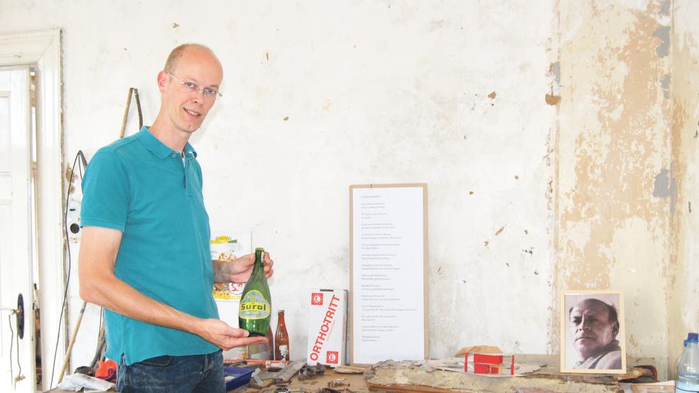 Hilbert Koetsier mit einigen Fundstücken.  © Fotos: Hoegen