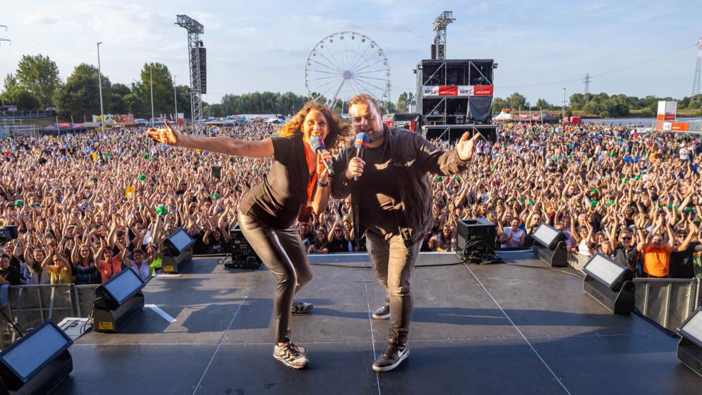 Elke Wiswedel und Jens Mahrhold aus dem NDR 2 Morgen moderieren die Megashow an beiden Festivaltagen. © NDR
