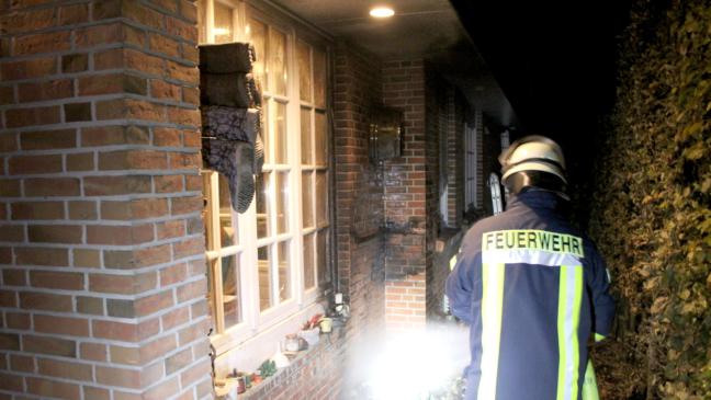 Brand vor Gebäude bedroht Wohnhaus