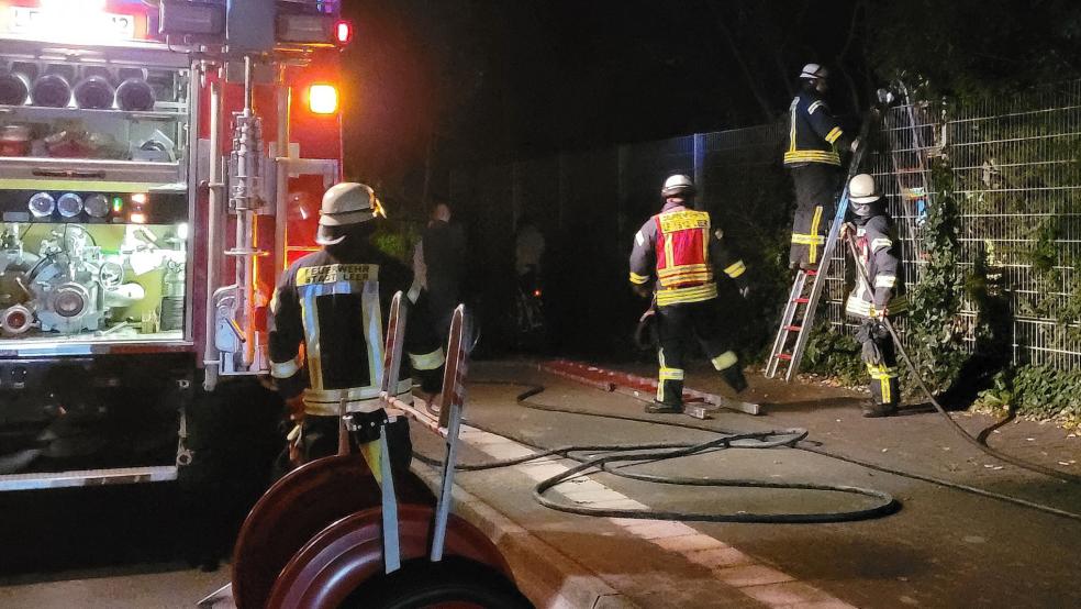 Um an den Brandherd heran zu kommen, stiegen die Feuerwehrleute mit Leitern über den Zaun, der das UEG-Gelände umgibt. © Wolters