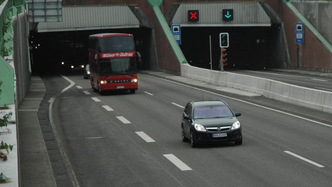 Auto prallt gegen die Tunneldecke