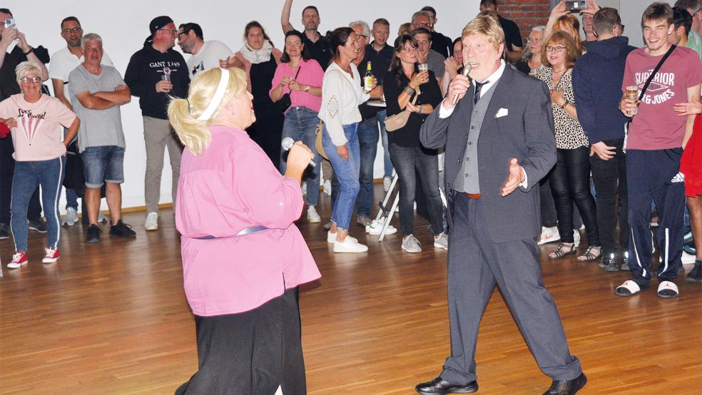 Hier sind Maite Kelly und Roland Kaiser zu hören, jedenfalls fast, die Heimatbühne Bingum begeisterte beim Dorffest abends mit ihrer Playback-Show.  © Fotos: Wolters