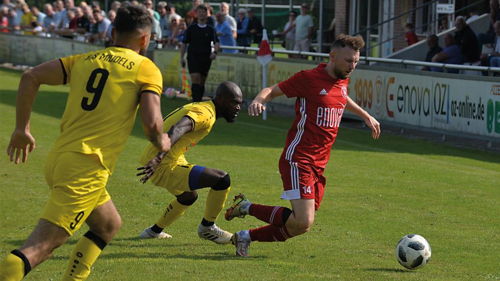 Den Bezirksliga-Meister zu Fall gebracht: Fred Kwasi Ocloo vom TuS Middels langte hier gegen Bundes Vladislav Bertram (rechts) hin.  © Foto: Born
