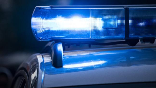 Biker stürzt auf Motorhaube