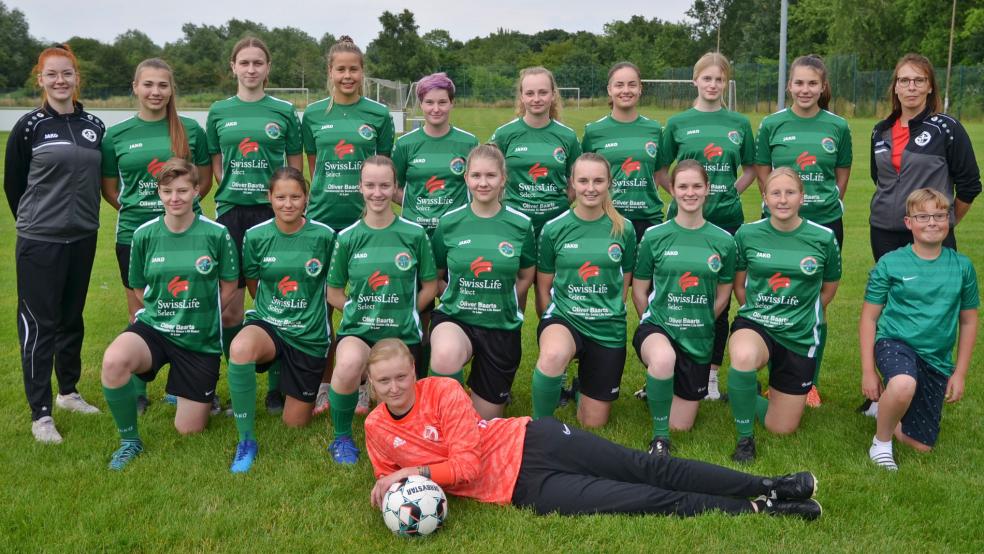 Die 1. Damen der SG Leer 04/Bingum in der Saison 22/23. Obere Reihe von links: Trainerin Nele Dahlmann, Wiebke Boelen, Sarah Hartmann, Harmina Bakker, Lena Becker, Sara Groeneveld, Amke Janssen, Maja Dannen, Amke Schmidt und Betreuerin Elena Behrends. Vordere Reihe von links: Aina Ibelings, Natalia Steube, Jule de Boer, Fenna Dahlmann, Lisa Groeneveld, Inga Borde, Milena Smidt und Marlon sowie Lena Woortmann (vorne liegend). Es fehlen: Torwart-Trainer Ralf Becker, Kirsten Strenge, Henrike Flügge. Sophie Sieper, Greta Köning und Merle Voogd. © Ammermann
