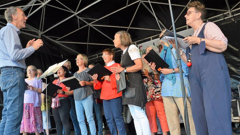 Der Chor der St. Joseph-Gemeinde Weener beim Auftritt auf dem Fest der Kulturen in Leer. © Ammermann