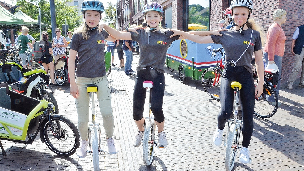 Die Einrad-Spezialistinnen Ronja Block, Leefke Gaßner und Julina Mössinger nehmen auch am »Stadtradeln« teil. © 