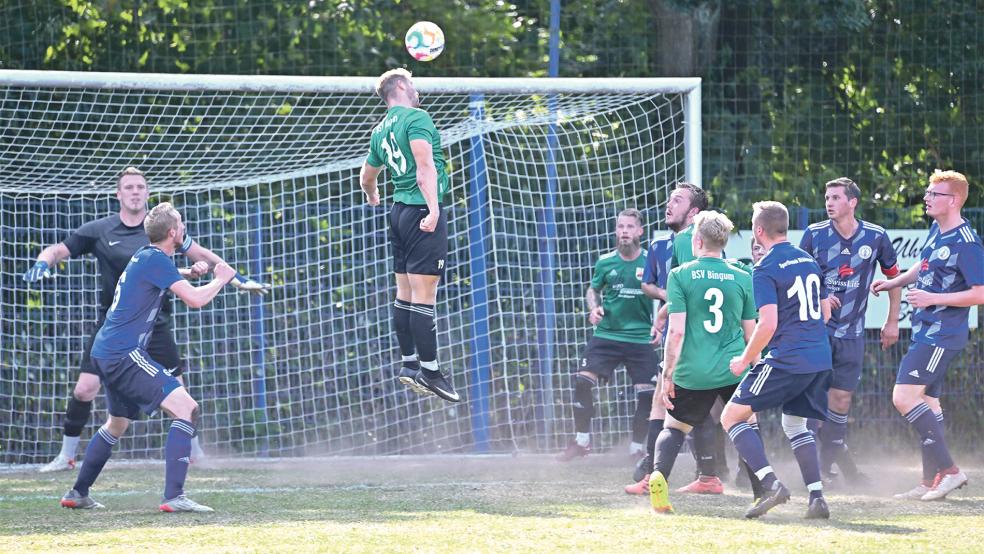 Matthis Jansen steigt hier am höchsten und köpft den Ball aus der Gefahrenzone. Möhlenwarfer und Bingumer können nur staunend zuschauen.  © Foto: Bruins