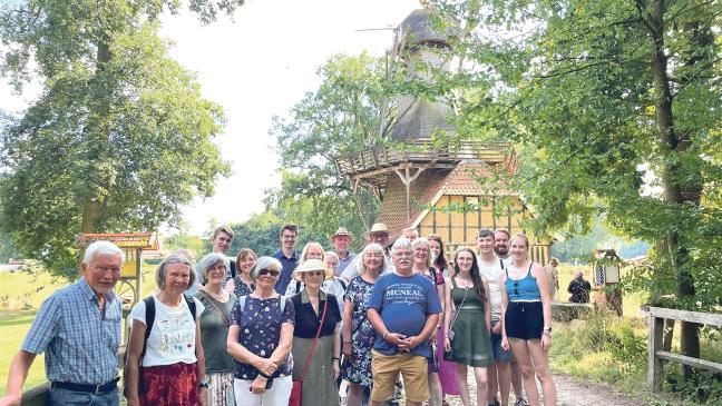 Mühlenfreunde tanzen Macarena in alter Dorfdisco