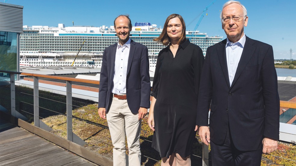 Werftbesuch: Die Maritime Koordinatorin der Bundesregierung, Claudia Müller, sprach mit Jan Meyer (links) und Bernard Meyer über die Zukunft des deutschen Schiffbaus.  © Foto: Meyer Werft