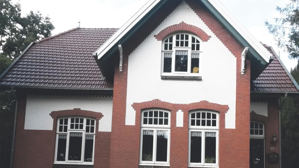 Diese Jugendstilvilla in Wymeer wurde 1908 von Martha Katharina Busemann erbaut. Die heutigen Eigentümer Annette und Helmut Wiards laden am Sonntag zum Besuch ein.  © Foto: privat