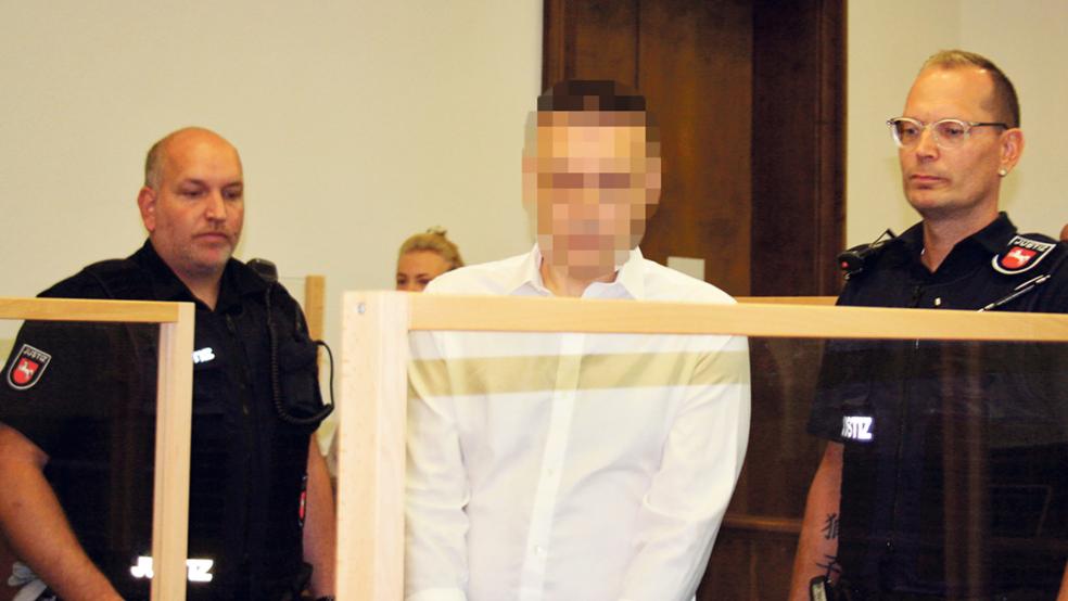 Der Angeklagte beim Prozessauftakt im Landgericht Aurich. © Ricken