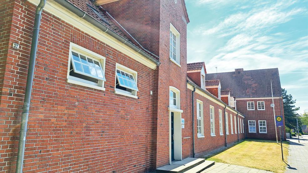 Nachdem die Pestalozzischule an der Bürgermeister-Werner-Straße in Weener nach 60 Jahren geschlossen werden musste, ist dort seit Sommer 2021 eine Außenstelle der Leeraner Greta-Schoon-Schule untergebracht.  © Foto: Szyska