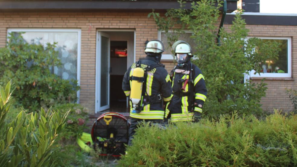 Mit einem Überdrucklüfter wurde der Qualm aus dem Wohnhaus entfernt. © Rand (Feuerwehr)