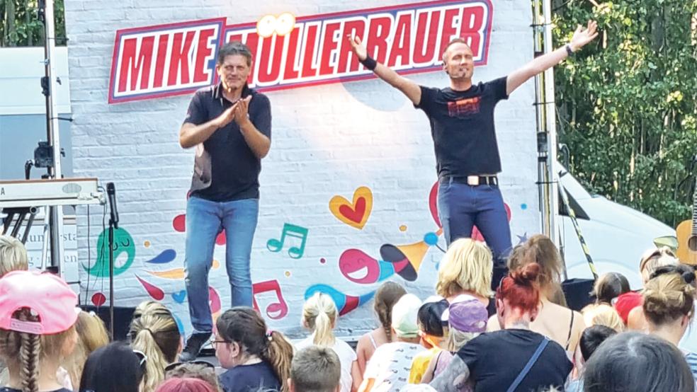 Der Kinderliedermacher Mike Müllerbauer (rechts) und sein Compagnon Andreas Doncic bezogen die Jona-Kinder und das Kita-Team bei ihrem Auftritt immer wieder ein.  © Foto: Kolbe