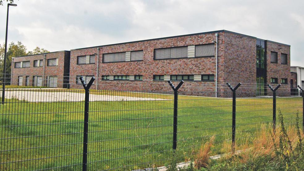 Nicht nur der Neubau der Ausbildungswerkstatt der Bundeswehr steht kurz vor der Vollendung, auch auf dem Gelände des direkt benacharten Materiallagers laufen Bauarbeiten.  © Foto: Hoegen