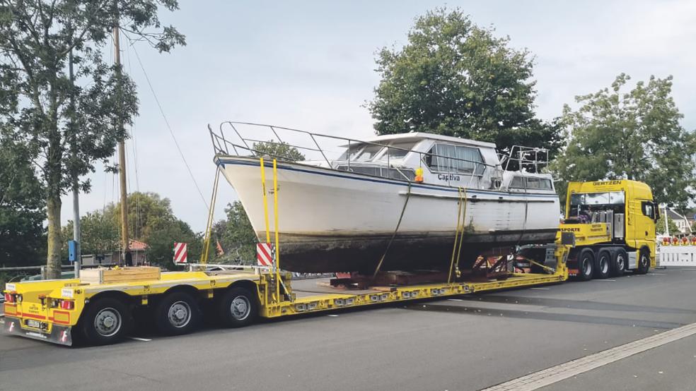 Festgezurrt: Im Auftrag der Stadt Weener hievte die Gertzen GmbH aus Kluse im Emsland das augenscheinlich schrottreife Motorboot »Captiva« am Dienstag auf einen Tieflader. Der Abtransport zieht sich allerdings noch etwas hin.  © Foto: Kolbe