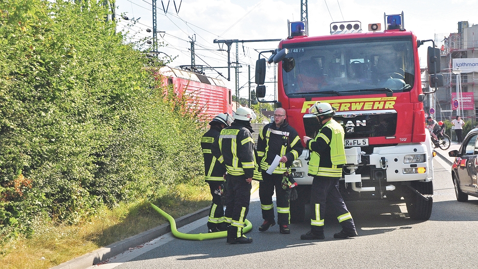 Auch direkt an dieser Bahnstrecke im Stadtgebiet von Leer war die Feuerwehr am Montag im Einsatz, um einen Böschungsbrand zu löschen.  © Foto: Wolters