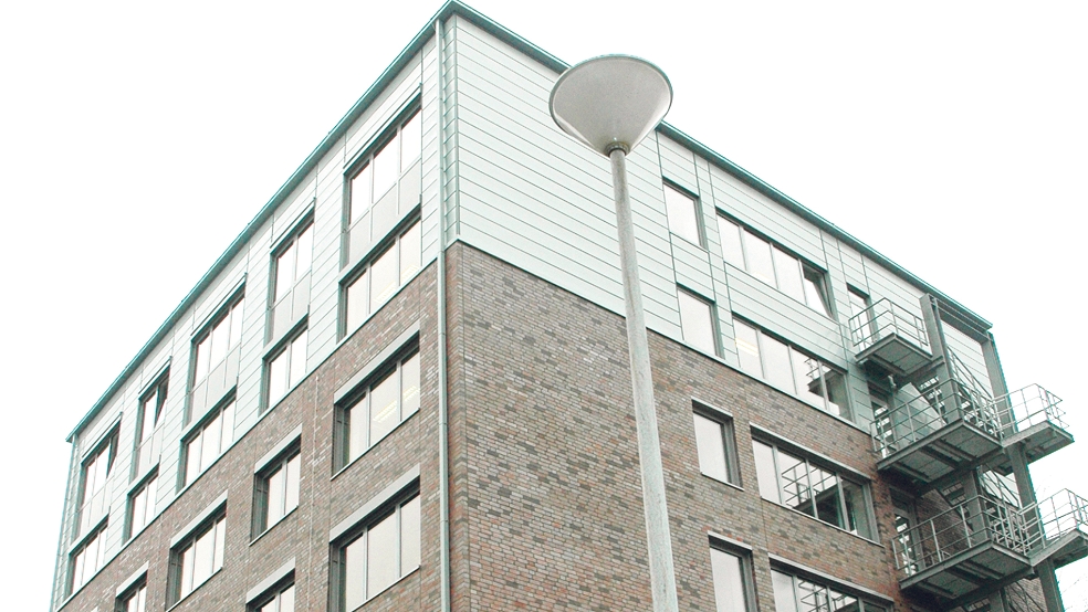 Öffentliche Gebäude im Landkreis Leer, wie das Finanzamt, sollen effizienter werden.  © Foto: Szyska/Archiv