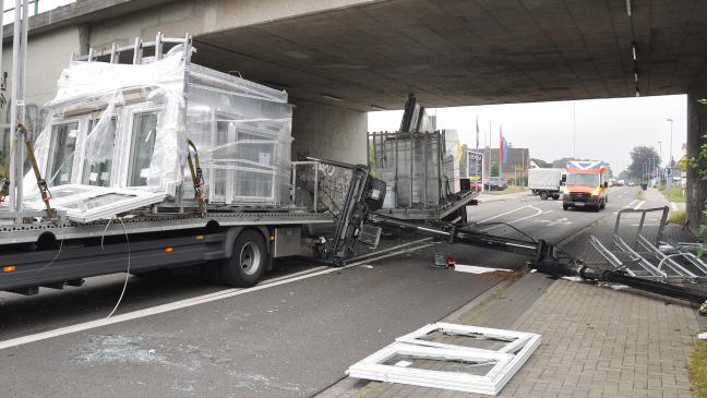 Kran nicht eingefahren: Lastwagen prallt gegen Brücke