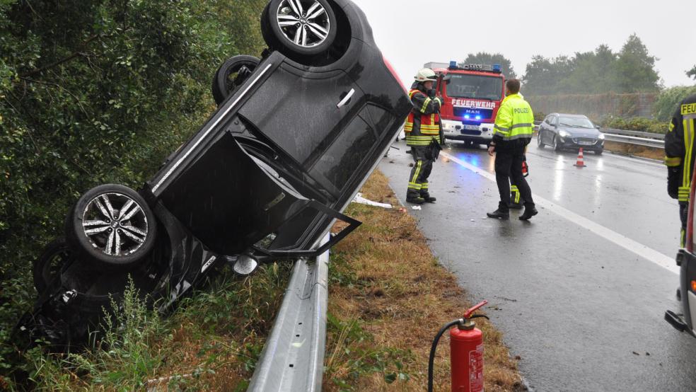 Auf der Autobahn 31 hat sich dieser Wagen heute überschlagen.  © Foto: Wolters