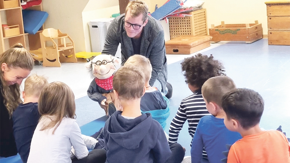 Mit seiner Bauchrednerpuppe bezog Uwe Maas die Kindergarten-Kinder direkt in seine Vorstellung mit ein.  © Fotos: Kolbe