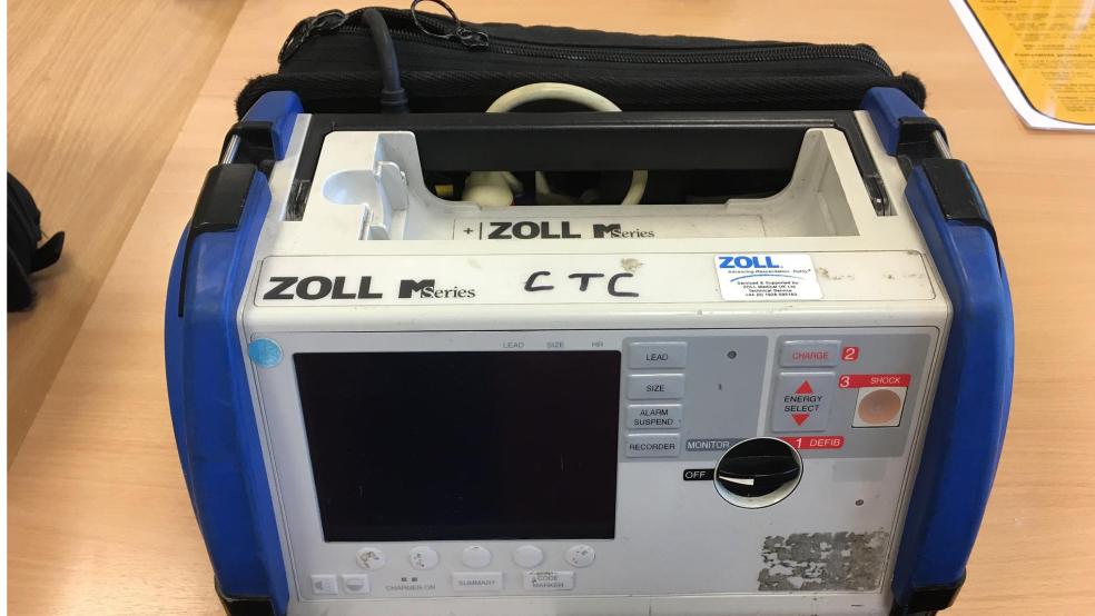 So sieht ein Defibrillator aus, der bei Herzinfarkten Leben retten kann. Offenbar versucht ein Betrüger gerade, angeblich im Namen der reformierten Kirchengemeinde Weener, an Geld zu kommen. Es gibt allerdings keine Pläne, an der Kirche ein solches Gerät zu montieren.  © Symbolfoto: Pixabay