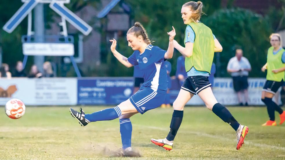 Melina Trey (blaues Trikot) hatte die größte Chance für Möhlenwarf - sie traf den Innenpfosten.  © Foto: Bruins