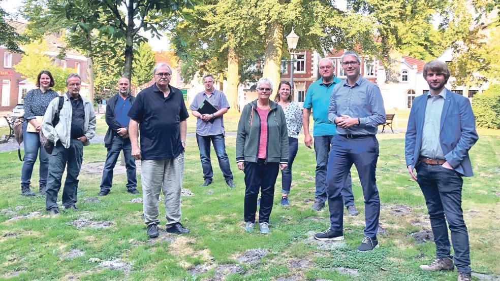 Bürgermeister Heiko Abbas (2.v.r.) begrüßte die Mitglieder der Baumkommission: (von links) Maria Bunger (Unter Naturschutzbehörde Landkreis Leer), Lutz Drewniok (Fraktion Bündnis 90/Die Grünen), Ingo Dirks (Bauhof), Dieter Frikke (SPD-Fraktion), Joachim Steffen (Bauhofleiter), Hildegard Hinderks (CDU-Fraktion), Katharina Gernand (Stadtverwaltung), Hartmut Manning (Imker), Stefan Schmitz (stellv. Fachbereichsleiter).  © Foto: Stadt Weener