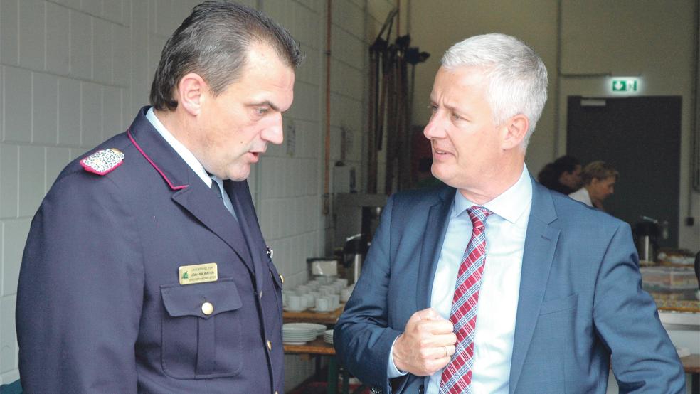 Kreisbrandmeister Johann Waten (links) im Gespräch mit Landrat Matthias Groote bei der Einweihung des neuen Feuerwehrhauses in Weener im August 2019.  © Archivfoto: Szyska