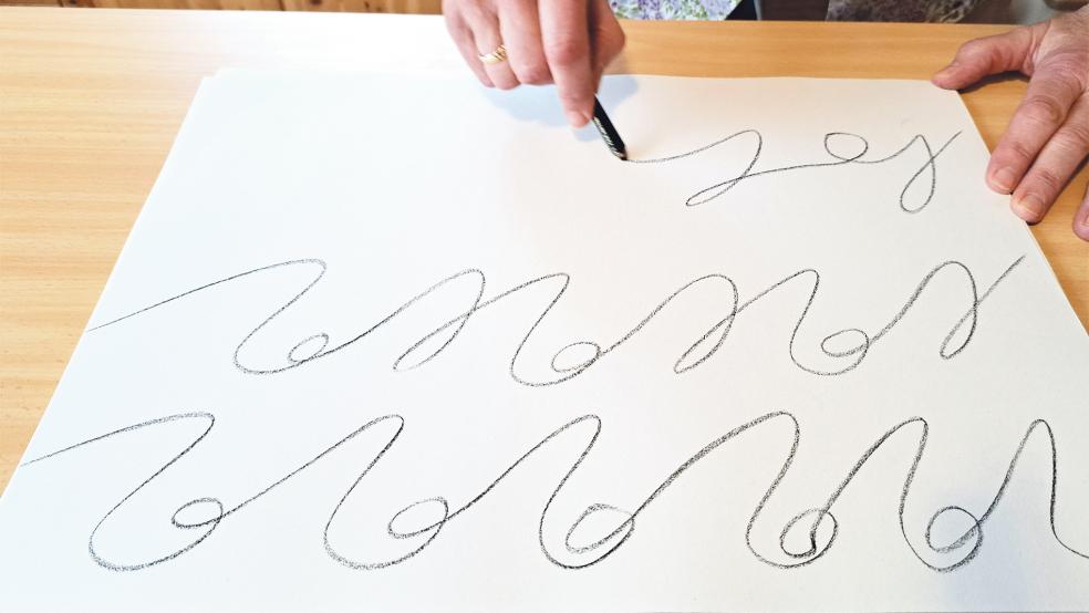 Es sind nicht einfach nur Kringel, die Theresia Sommer (kleines Bild) auf das Papier malt. »Das ist ein Wahrnehmungstraining«, sieht die Weeneranerin einen positiven Einfluss auf die Aufmerksamkeit, die Feinmotorik und das Gedächtnis.  © Fotos: Szyska