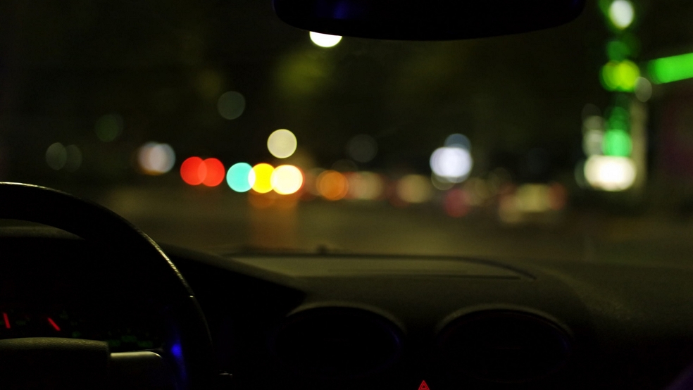 Polizeibeamte fanden den vermeintlichen Unfallfahrer schlafend auf dem Fahrersitz vor. Ein Atemalkoholtest ergab einen Wert von 2,30 Promille.  © Pixabay (Symbolfoto)