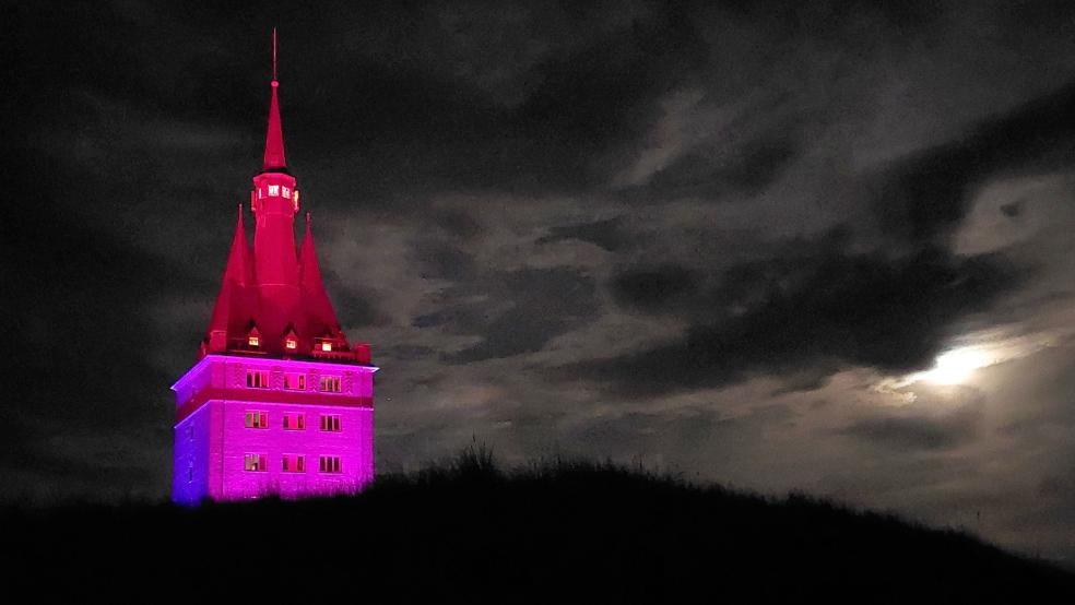 Der 56 Meter hohe Wangerooger Westturm wird von LED-Lampen im Rahmen der ersten Lichtwoche auf der ostfriesischen Insel in mehreren Farben angestrahlt. In dem Wahrzeichen der Insel von 1932 und einem modernen Anbau ist die Jugendherberge von Wangerooge untergebracht.  © Jessica Indenbirken (dpa)