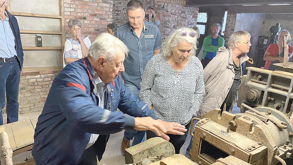 Altziegler Paul Zimmer erläuterte den Besuchern des Ziegeleimuseums in Midlum die Herstellungsschritte. © Foto: Kuper