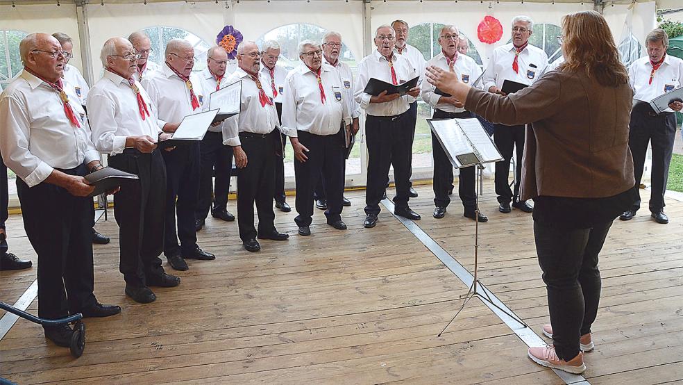 Die »Bunner Jungs« sorgten beim Tag der offenen Tür der Tagesförderstätte in Bunde für die musikalische Unterhaltung.  © 