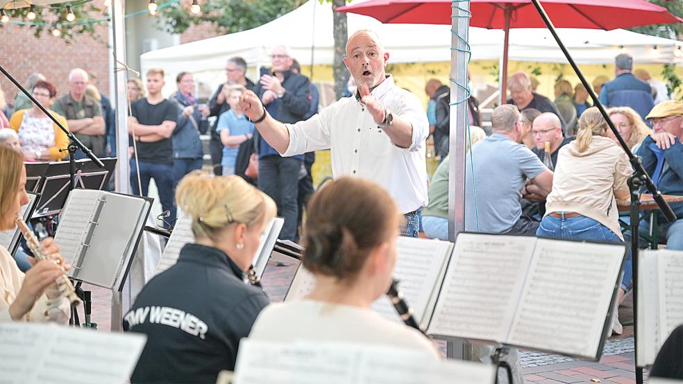 Das Blasorchester des TMV mit Dirigent Ingo Schmidt sorgte auf dem Weinfest mit einem abwechslungsreichen Programm für die musikalische Unterhaltung.  © Foto: Bruins