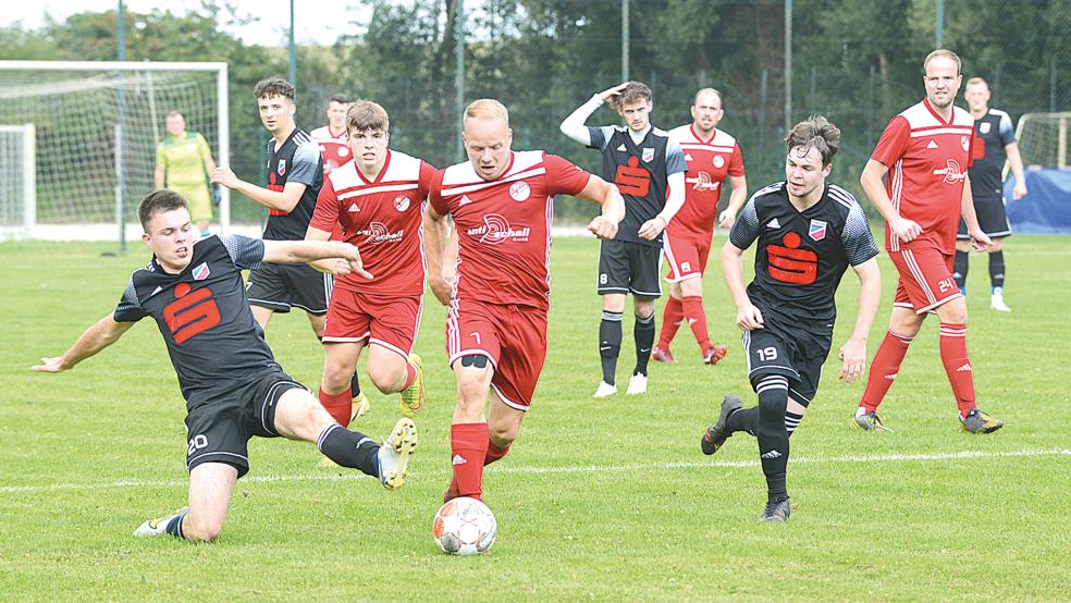 Jemgums Alwin Mühlena (am Ball) legte für Klaas Tielemann das 2:1 auf - gegen Marienhafe sollte das letztlich nicht reichen.  © Foto: Born