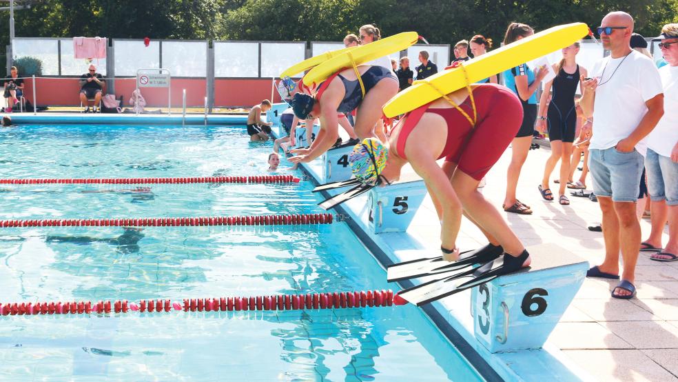 Leni Hickmann (von links auf den Startblöcken), Julia Weber und Antje Pastoor starteten bei der Disziplin Lifesaver über 100 Meter.  © Foto: privat