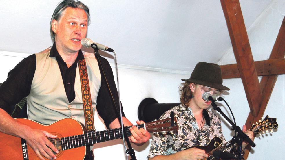 Bert Hadders an der Gitarre und sein »Sidemann« Joshua ten Doornkaat.  © Hoegen
