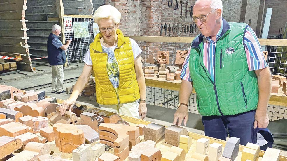 Über die faszinierende Geschichte der Ziegeleien im Rheiderland informierten sich im Ziegeleimuseum in Midlum während ihrer Radtour auch Hans und Jannette Kuiper aus Weener.  © Fotos: Kuper