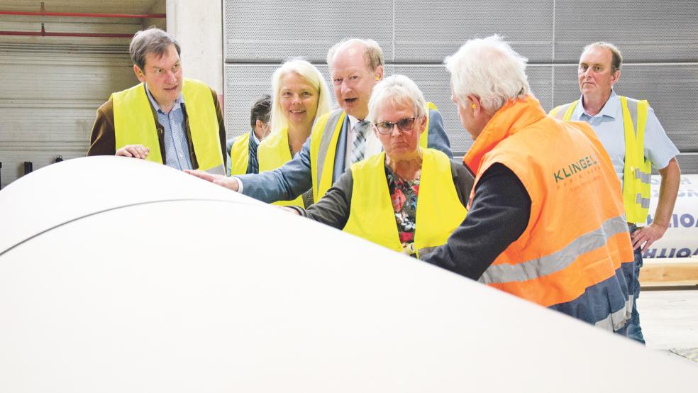 Minister vor und nicht von der Rolle: Papierfabrik-Leiter Thilo-Hubertus Kuhl (rechts mit orangefarbener Weste) erläutert der CDU-Delegation die Papierproduktion. Von links: Martin Jhering, Silke Kuhlemann, Finanzminister Reinhold Hilbers, Hildegard Hinderks und Reinhard Schüür.  © Foto: Hanken