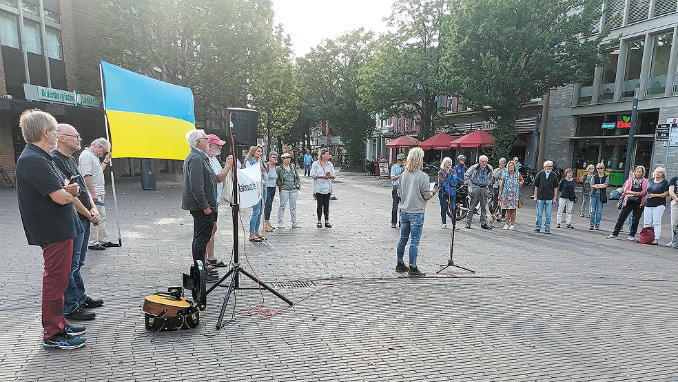 Zum 29. Mal fand in Leer eine Mahnwache zum Ukraine-Krieg statt.  © Foto: privat